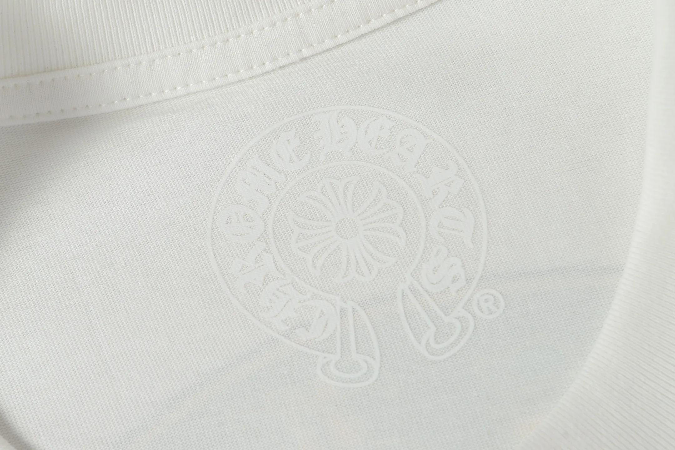 P160 Cross-border running quantity model, please do not place an order if you pursue quality - Chrome Hearts/Chrome Hearts green military flower Sanskrit horseshoe print popular short-sleeved T-shirt - High weight, high density and high quality, soft, delicate and skin-friendly wool, soft and silky to the touch, excellent warmth and skin-friendly properties - Custom-woven and custom-dyed, no color difference, no matter the fabric or workmanship details, beat the ordinary version on the market -Colour: black white -Size: S M L XL